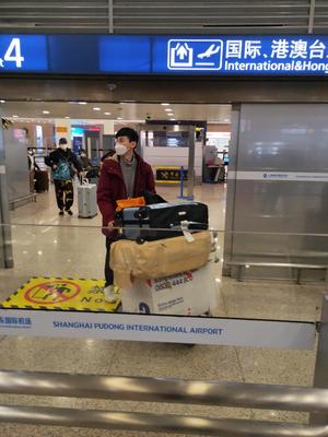 浙財大學生變身抗疫物資的跨國快遞小哥