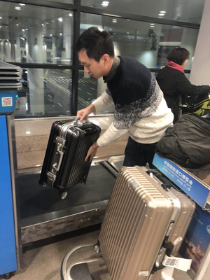 駐守機場的春運守望者:每天走一場“微馬”